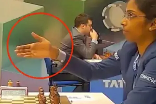 उज्बेकिस्तानी ग्रैंडमास्टर का भारत की वैशाली से हैंडशेक से इनकार:विवाद के बाद कहा- धार्मिक कारणों से महिलाओं को नहीं छूता; फिर माफी मांगी