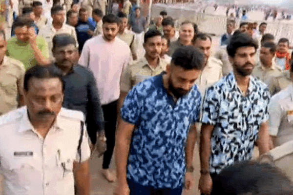 अक्षर, सुंदर और वरुण चक्रवर्ती जगन्नाथ मंदिर पहुंचे:भारत-इंग्लैंड के बीच कल कटक में खेला जाएगा दूसरा वनडे, भारतीय टीम सीरीज में 1-0 से आगे