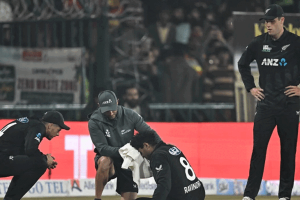 पाकिस्तान के खिलाफ पहले मैच में चोटिल हुए रचिन:माथे पर बॉल लगने से खून बहा; दावा- खराब फ्लड लाइट्स की वजह ऐसा हुआ