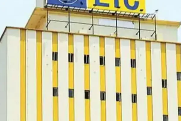 LIC का तीसरी-तिमाही में मुनाफा 16% बढ़कर ₹11,009 करोड़:नेट प्रीमियम इनकम 9% घटी, इंश्योरेंस कंपनी का शेयर एक साल में 26% गिरा